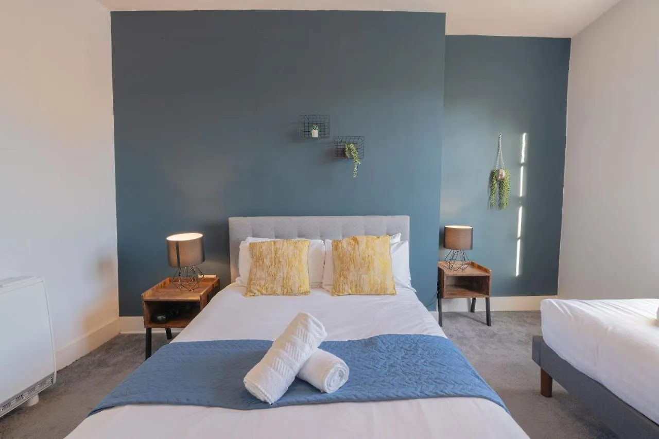 Large Apartment, Free Parking, Sleeps 10, For Contractors, Families Overlooking Royal Pavilion Brighton Apartment