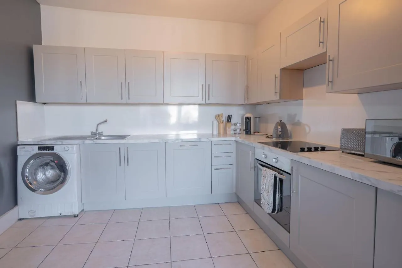 Large Apartment, Free Parking, Sleeps 10, For Contractors, Families Overlooking Royal Pavilion Brighton