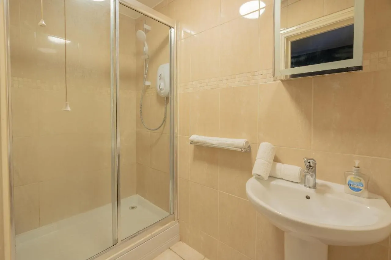 Large Apartment, Free Parking, Sleeps 10, For Contractors, Families Overlooking Royal Pavilion Brighton Apartment