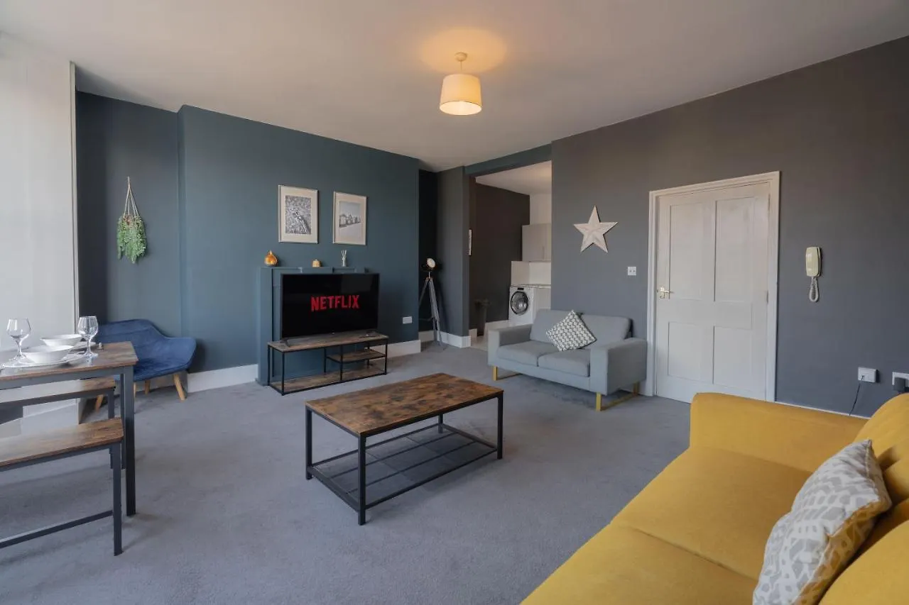 Large Apartment, Free Parking, Sleeps 10, For Contractors, Families Overlooking Royal Pavilion Brighton