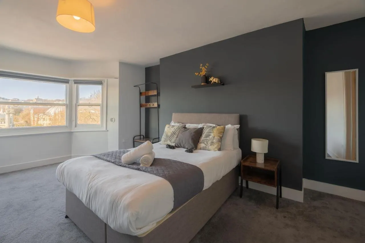Large Apartment, Free Parking, Sleeps 10, For Contractors, Families Overlooking Royal Pavilion Brighton Apartment