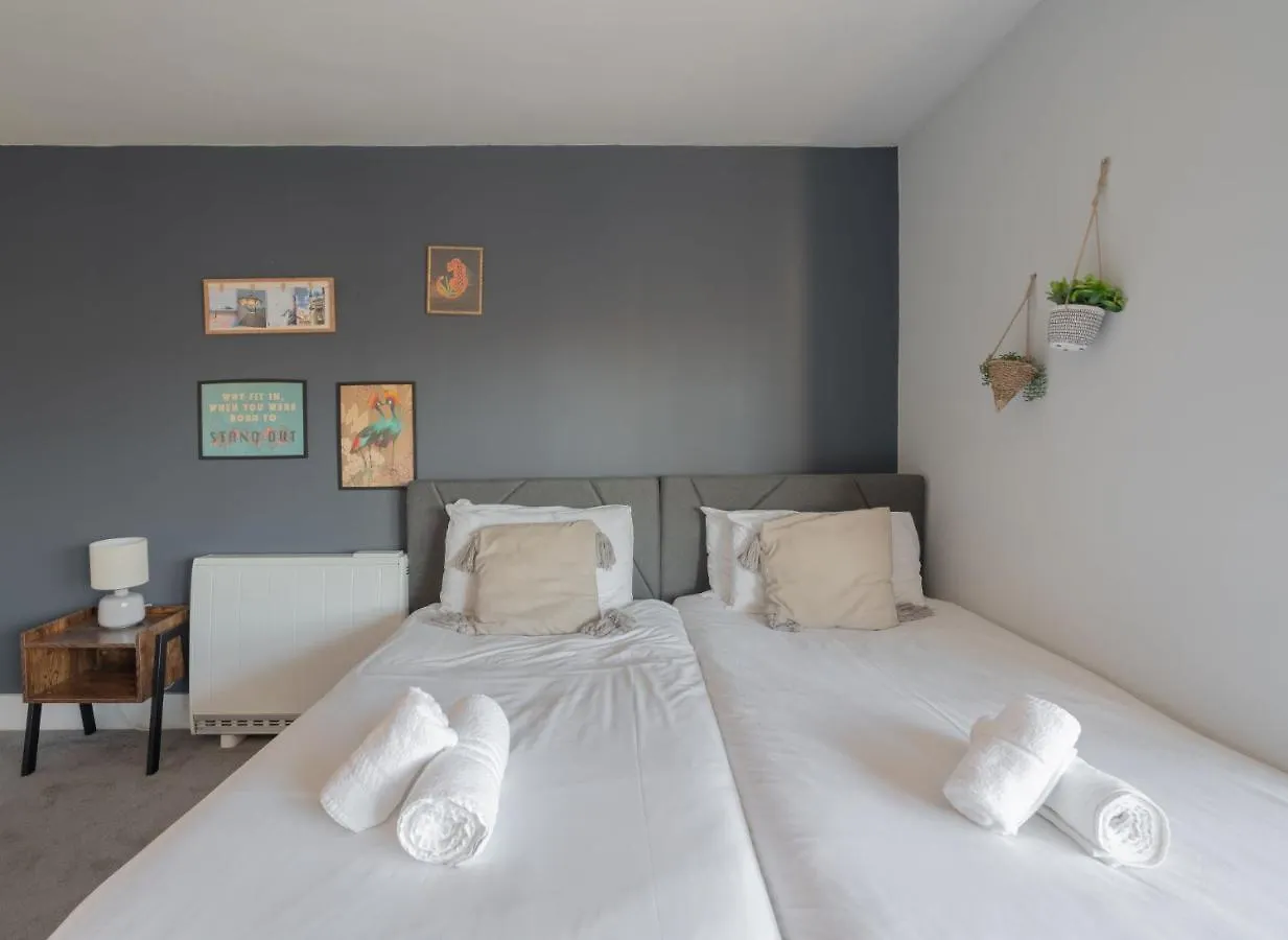 Large Apartment, Free Parking, Sleeps 10, For Contractors, Families Overlooking Royal Pavilion Brighton